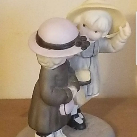 Pretty As A Picture Secrets Between Sisters Limited Edition Enesco Figure 538582 - Picture 7 of 12